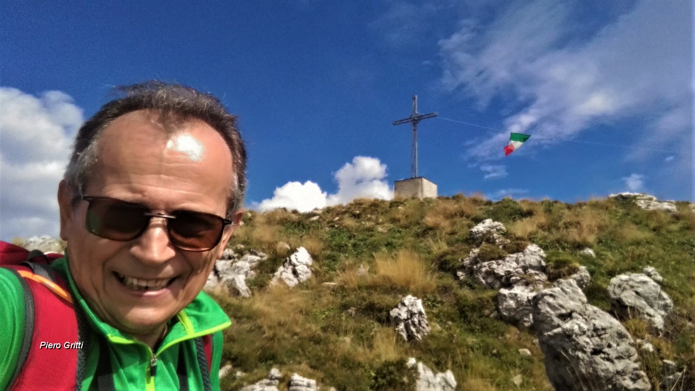 01 In vetta al Monte Venturosa (1999 m), salito dall'insolito versante occidentale.jpg